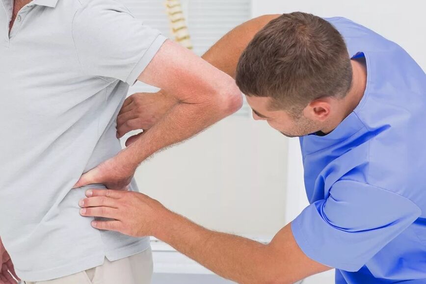 Un paciente con dor na dor lumbar durante un exame de diagnóstico por parte dun médico